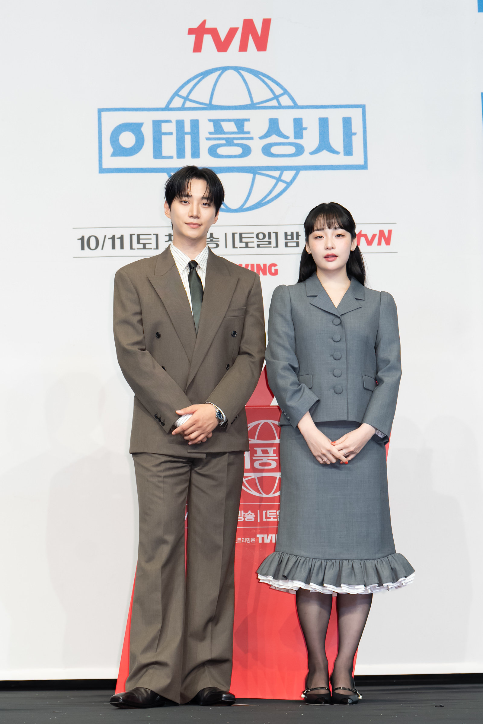 이준호는 ‘태풍상사’를 위시로 하반기 흥행 시동을 걸었다. ‘태풍상사’에서는 압구정 오랜지족을, 공개 를 앞둔 넷플릭스 ‘캐셔로’에서는 흙수저 슈퍼히어로를 맡아 활약을 예고했다. 사진제공 | tvN