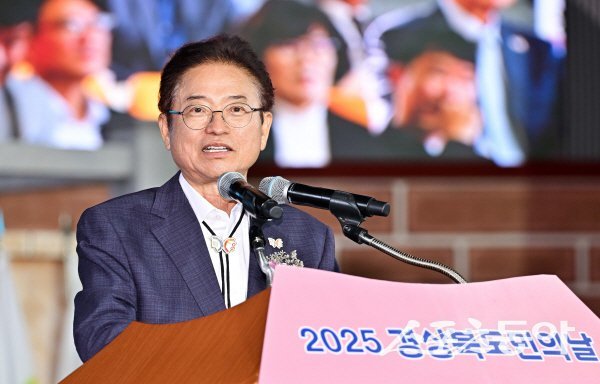 이철우 경상북도지사가 ‘2025년 경상북도민의 날’ 기념식에서 기념사를 하고 있다. 사진제공 ㅣ 경북도