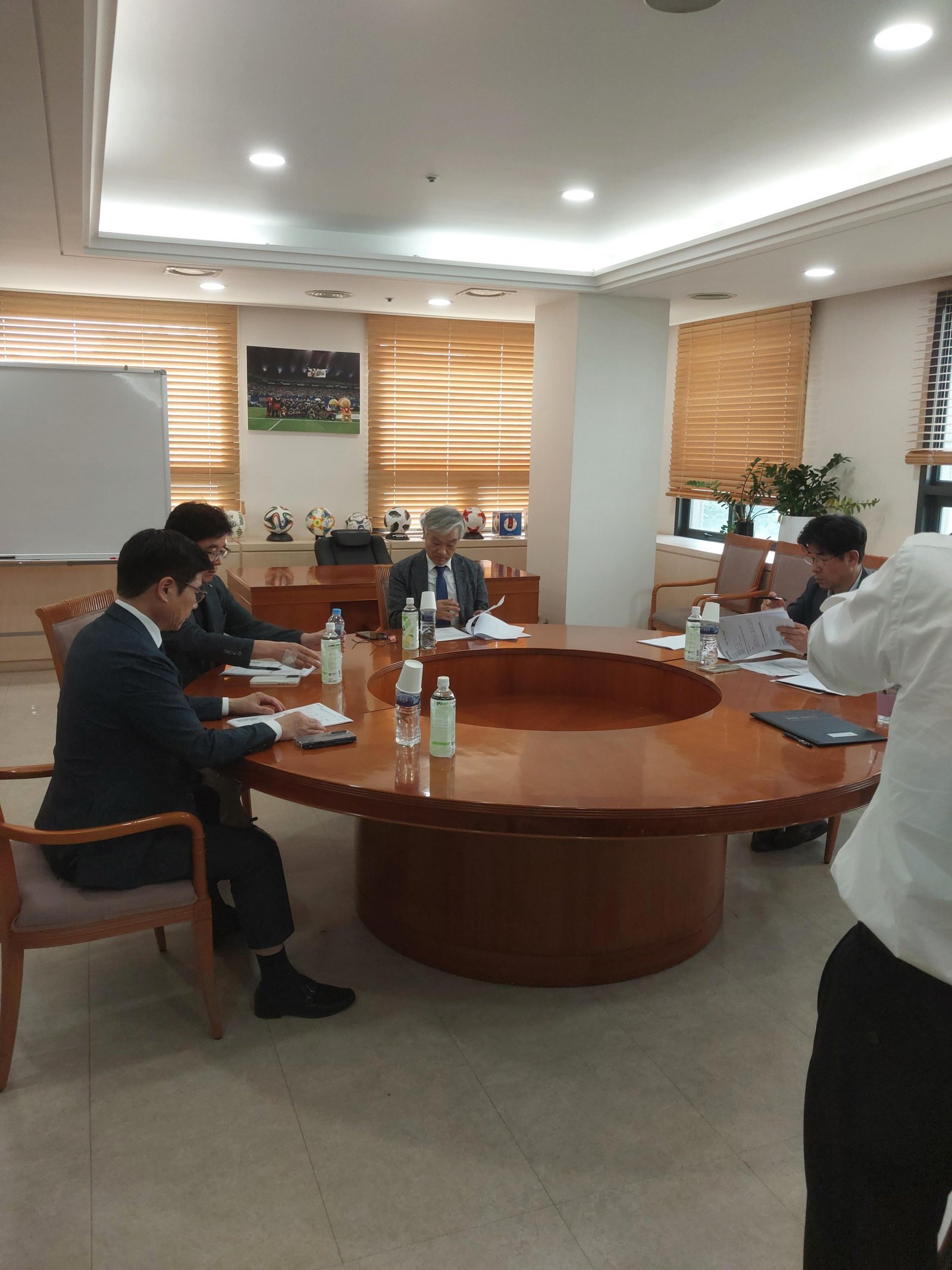 한국프로축구연맹은 1일 서울 신문로 축구회관에서 상벌위를 열어 지난달 28일 제주월드컵경기장에서 열린 제주-수원FC의 ‘하나은행 K리그1 2025’ 31라운드 경기에서 발생한 사건들에 대해 심의했다. 제주 구단에겐 제재금 800만 원, 김동준에겐 2경기 출장 정지와 제재금 500만 원, 이창민에겐 제재금 500만 원 징계가 내려졌다. 권재민기자 jmart220@donga.com