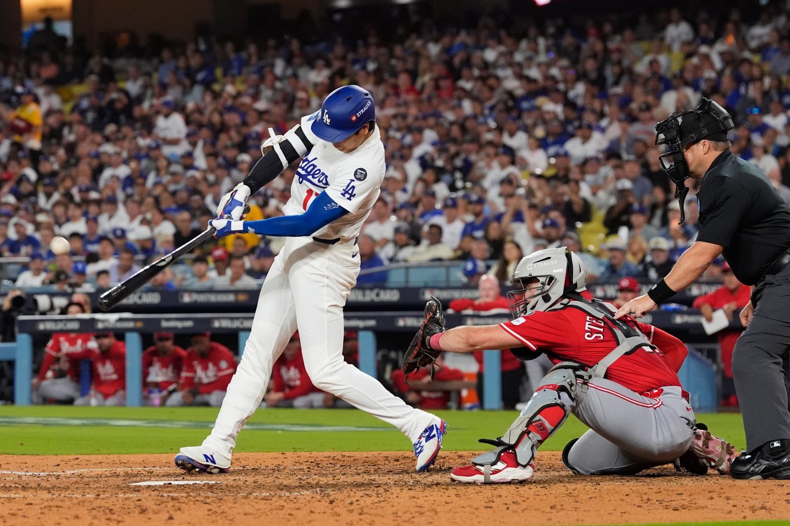 다저스 오타니 쇼헤이(왼쪽)는 1일(한국시간) 다저스타디움에서 열린 ‘2025 MLB’ PS 내셔널리그(NL) 와일드카드(WC) 1차전 신시내티전에서 1번 지명타자로 선발출전해 멀티 홈런으로 3타점을 기록하며 10-5 승리를 이끌었다. LA(미 캘리포니아주)|AP뉴시스