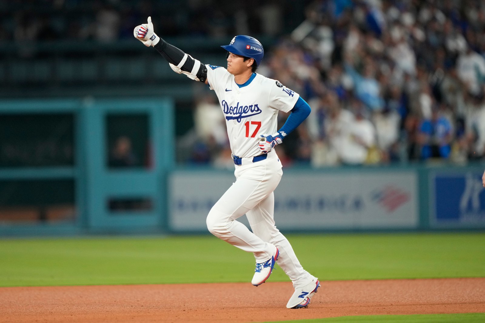 다저스 오타니 쇼헤이는 1일(한국시간) 다저스타디움에서 열린 ‘2025 MLB’ PS 내셔널리그(NL) 와일드카드(WC) 1차전 신시내티전에서 1번 지명타자로 선발출전해 멀티 홈런으로 3타점을 기록하며 10-5 승리를 이끌었다. LA(미 캘리포니아주)|AP뉴시스