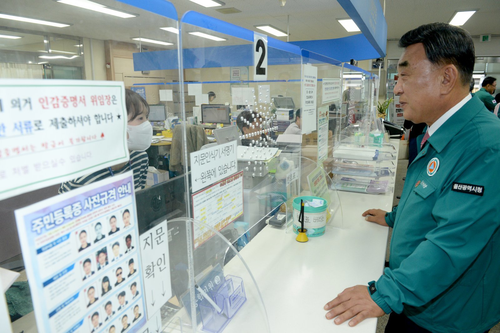 민원현장을 점검하고 있는 김두겸 울산시장.    뉴시스