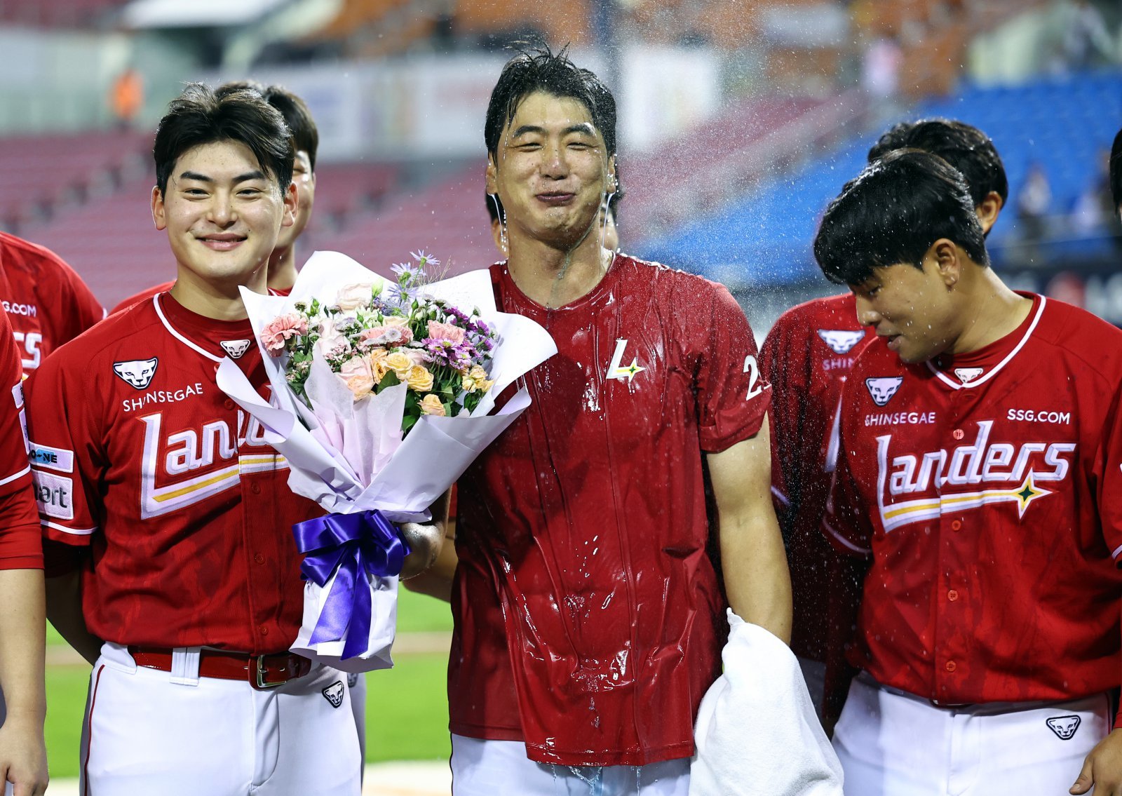 SSG 김광현(사진, 가운데)은 올 시즌을 앞두고 유망주들의 성장을 위한 KK 캠프를 진행했다. 여기에 참가한 김택형, 최민준, 박시후, 김건우, 이로운은 결과물을 내며 팀의 정규시즌 3위에 힘을 보탰다.|뉴시스