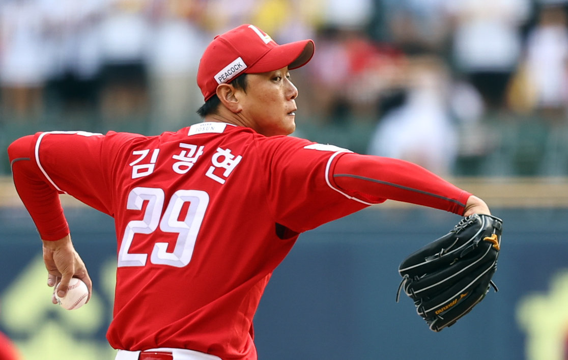 SSG 김광현(사진)은 올 시즌을 앞두고 유망주들의 성장을 위한 KK 캠프를 진행했다. 여기에 참가한 김택형, 최민준, 박시후, 김건우, 이로운은 결과물을 내며 팀의 정규시즌 3위에 힘을 보탰다.|뉴시스