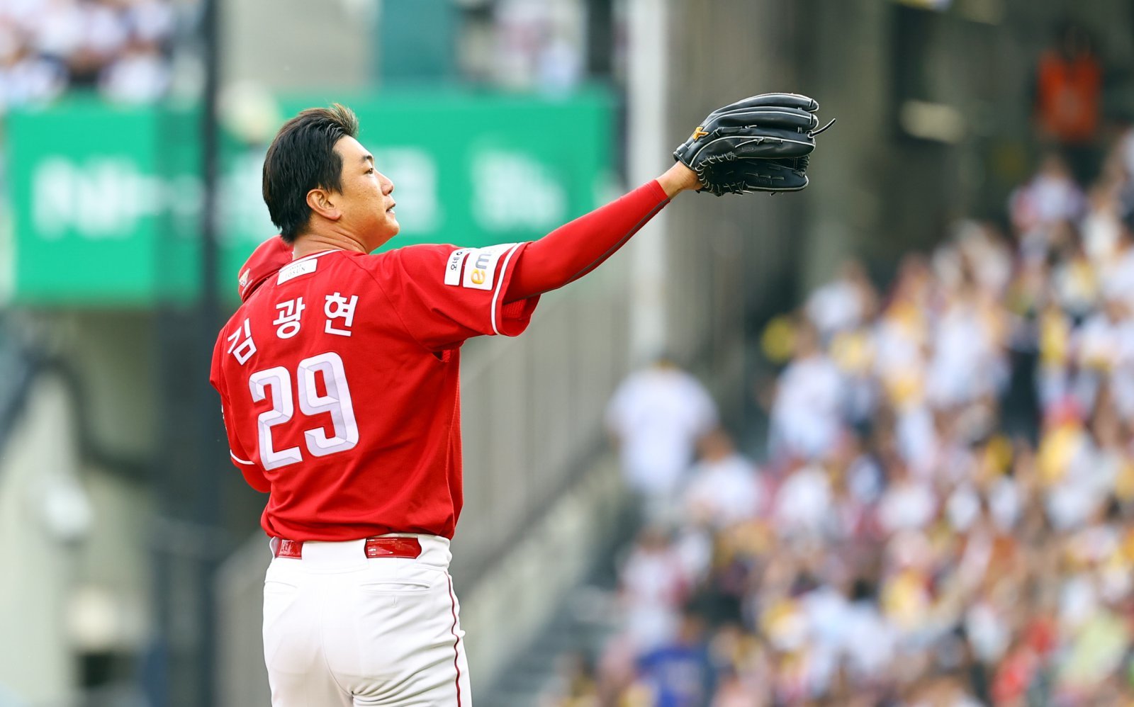 SSG 김광현(사진)은 올 시즌을 앞두고 유망주들의 성장을 위한 KK 캠프를 진행했다. 여기에 참가한 김택형, 최민준, 박시후, 김건우, 이로운은 결과물을 내며 팀의 정규시즌 3위에 힘을 보탰다.|뉴시스