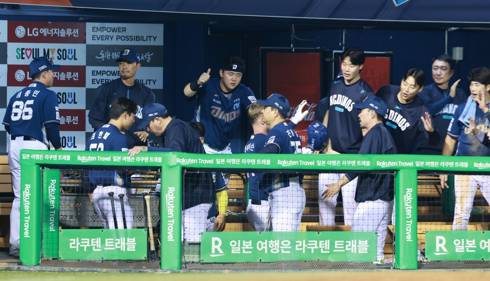 NC 선수들이 팀 득점이 나오자 덕아웃에서 환호하는 모습. 잠실｜뉴시스