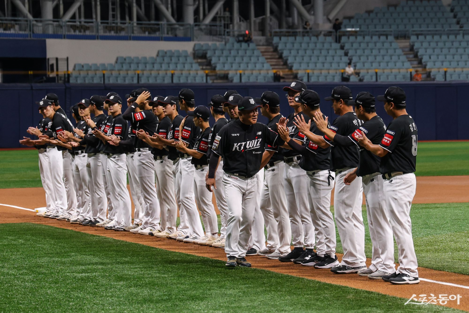 KT가 1일 고척스카이돔에서 열린 ‘2025 KBO 퓨처스리그 챔피언 결정전’ 결승전에서 상무를 10-4로 꺾고 초대 챔피언에 올랐다. 사진제공|KBO