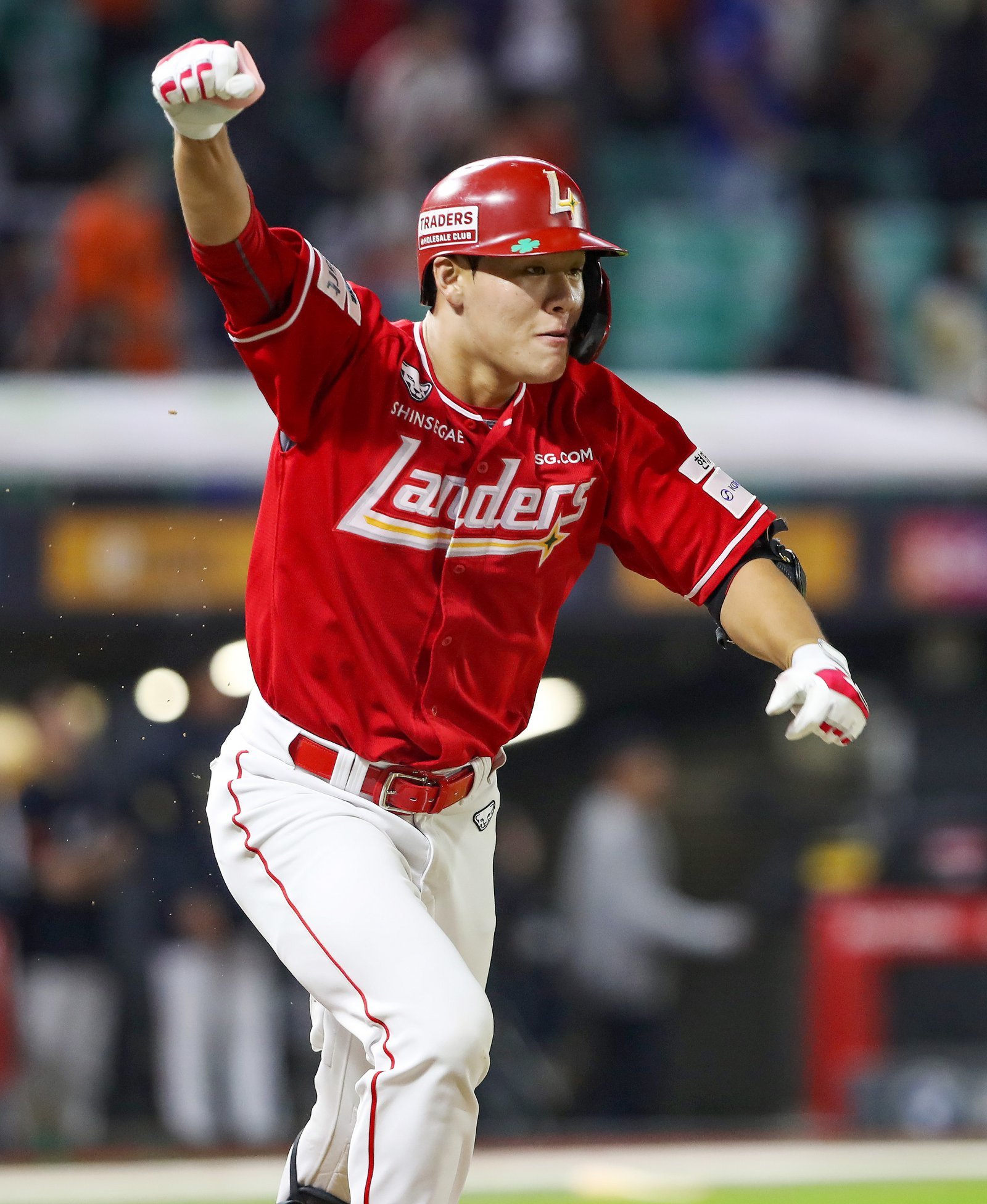 SSG 이율예는 1일 인천 한화와 홈경기서 7회말 대타로 교체출전해 2타수 1안타 2타점 1득점을 기록했다. 그는 9회말 경기를 마무리하는 끝내기 홈런을 터트렸다. 이날 패배로 한화는 정규시즌 2위를 확정했고, 선두 LG는 우승의 기쁨을 맛봤다. 사진제공|SSG 랜더스