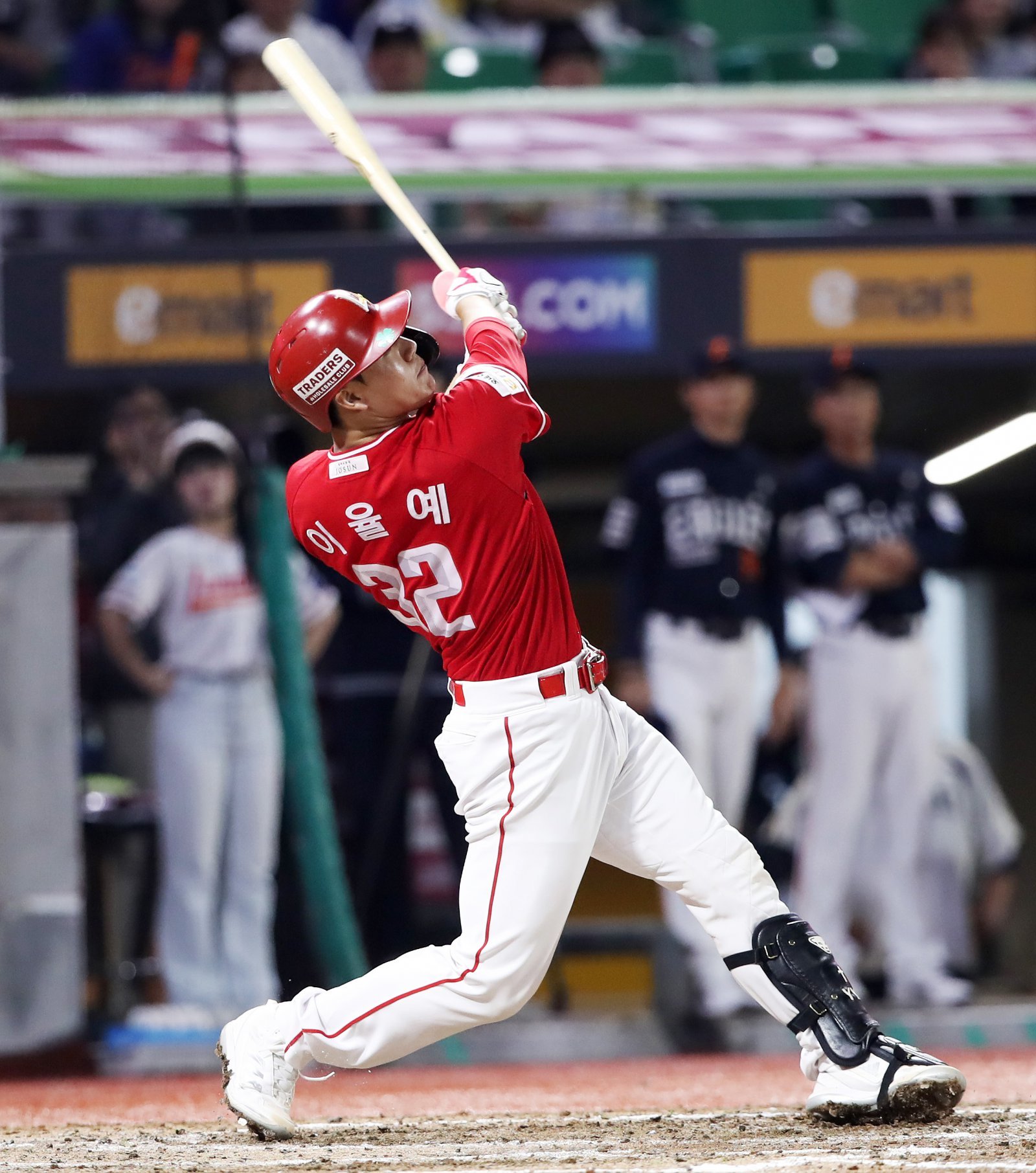 SSG 이율예는 1일 인천 한화와 홈경기서 7회말 대타로 교체출전해 2타수 1안타 2타점 1득점을 기록했다. 그는 9회말 경기를 마무리하는 끝내기 홈런을 터트렸다. 이날 패배로 한화는 정규시즌 2위를 확정했고, 선두 LG는 우승의 기쁨을 맛봤다. 사진제공|SSG 랜더스