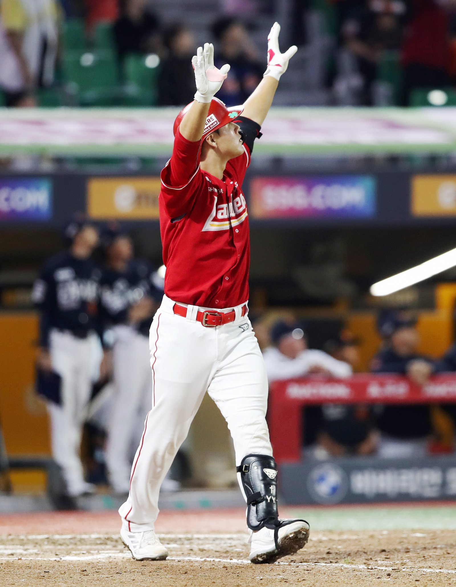 SSG 이율예는 1일 인천 한화와 홈경기서 7회말 대타로 교체출전해 2타수 1안타 2타점 1득점을 기록했다. 그는 9회말 경기를 마무리하는 끝내기 홈런을 터트렸다. 이날 패배로 한화는 정규시즌 2위를 확정했고, 선두 LG는 우승의 기쁨을 맛봤다. 사진제공|SSG 랜더스