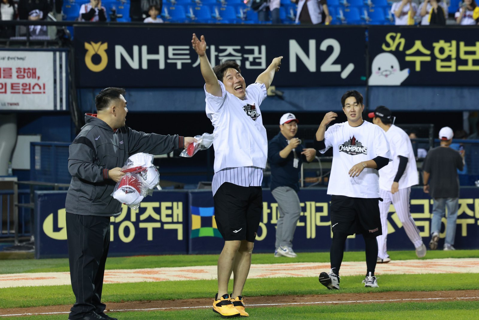 LG는 1일 잠실 NC와 홈경기에서 3-7로 패했다. 이날 패배로 자력 우승이 불가능할 뻔했으나 SSG가 9회말 극적인 끝내기 승리로 한화를 잡아주며 정규시즌 우승을 확정했다. 잠실|뉴시스