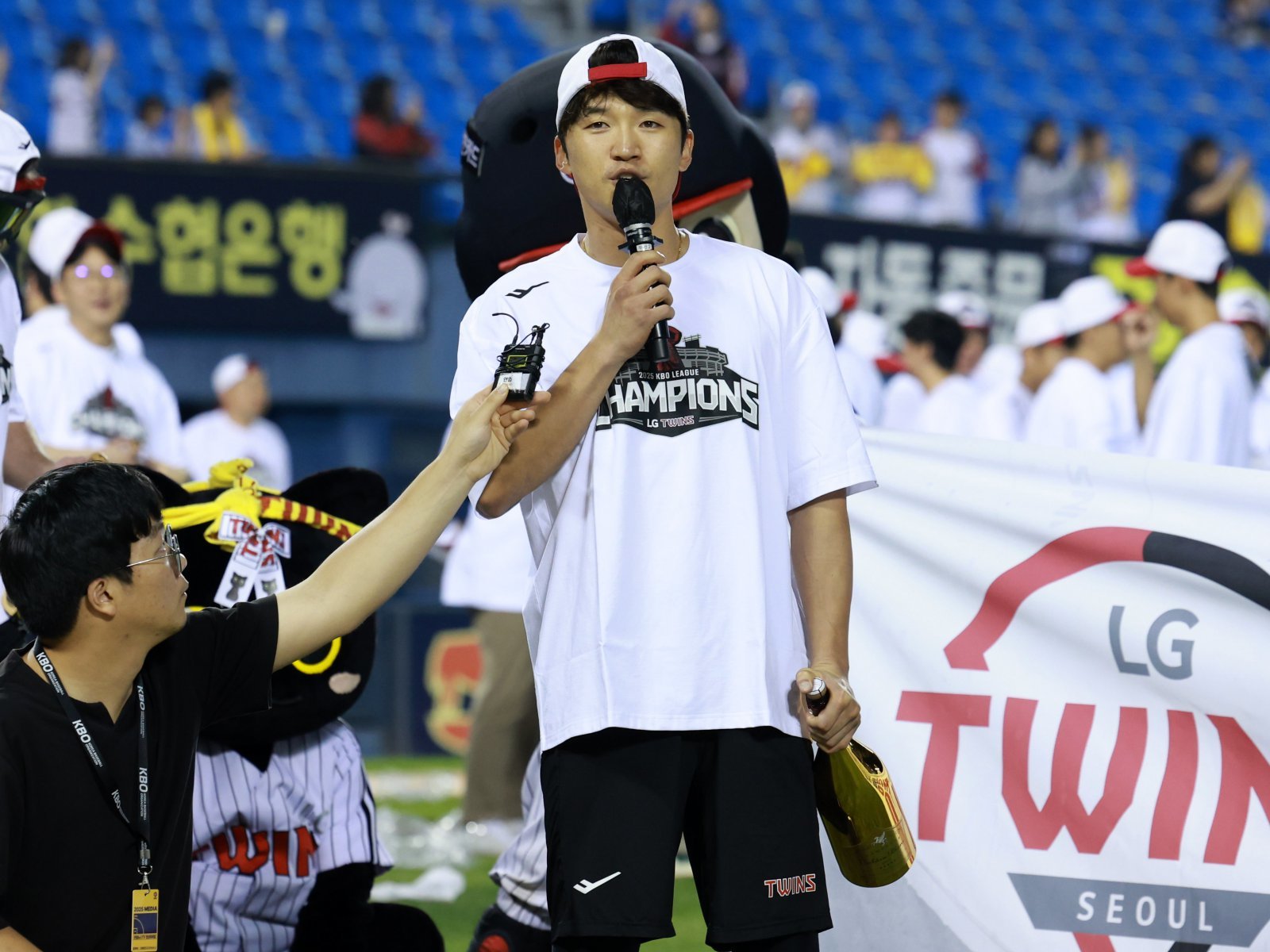 [서울=뉴시스] 이영환 기자 = 2025 KBO 리그 정규리그 우승을 확정지은 LG 트윈스 주장 박해민이 1일 오후 서울 송파구 잠실야구장에서 인터뷰를 하고 있다. 2025.10.01. 20hwan@newsis.com