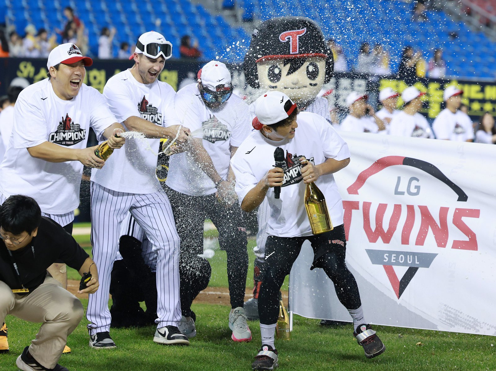 [서울=뉴시스] 이영환 기자 = 2025 KBO 리그 정규리그 우승을 확정지은 LG 트윈스 주장 박해민이 1일 오후 서울 송파구 잠실야구장에서 인터뷰를 마친 후 샴페인 세례를 받고 있다. 2025.10.01. 20hwan@newsis.com