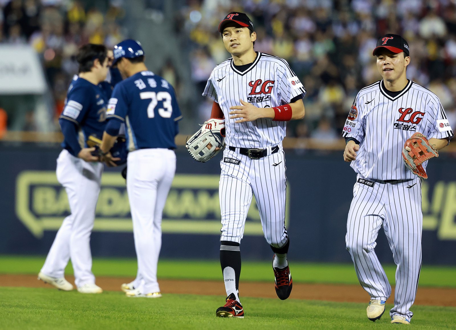 [서울=뉴시스] 이영환 기자 = 1일 오후 서울 송파구 잠실야구장에서 열린 2025 KBO 리그 NC 다이노스와 LG 트윈스의 경기, 6회초 2사 만루 위기에서 LG 중견수 박해민이  NC 권희동이 날린 타구를 잡아낸 후 덕아웃으로 향하고 있다. 2025.10.01. 20hwan@newsis.com