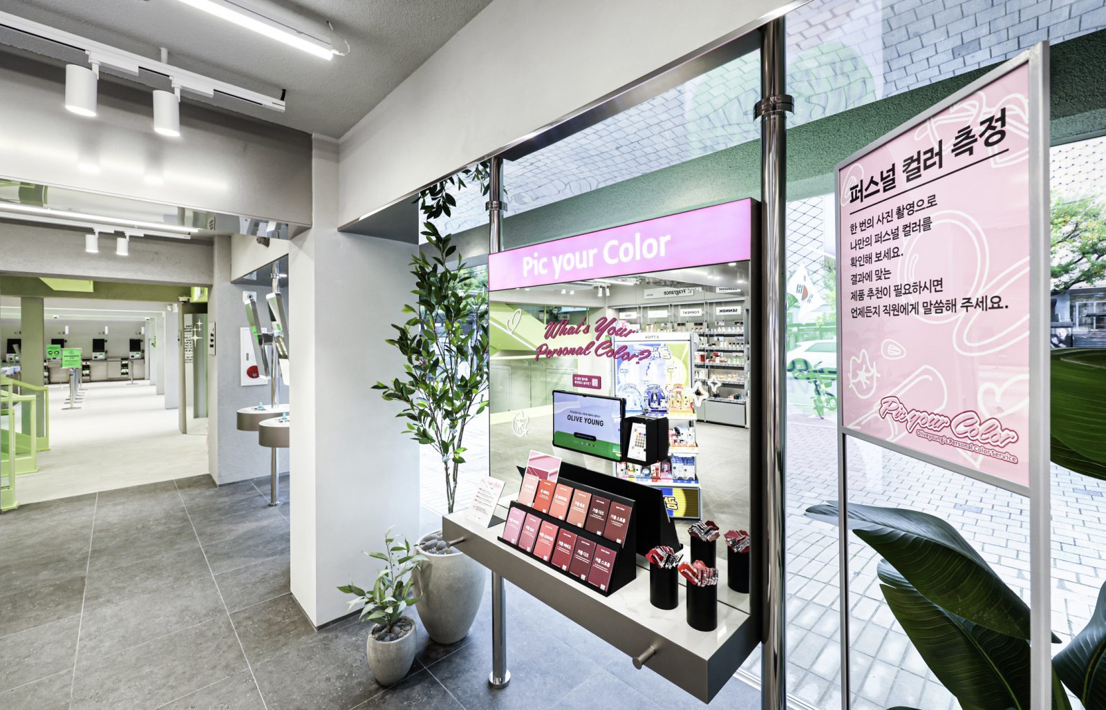 글로벌 미용관광 특화매장에 마련한 ‘픽 유어 컬러(퍼스널컬러 측정) 서비스’. 사진제공｜CJ올리브영