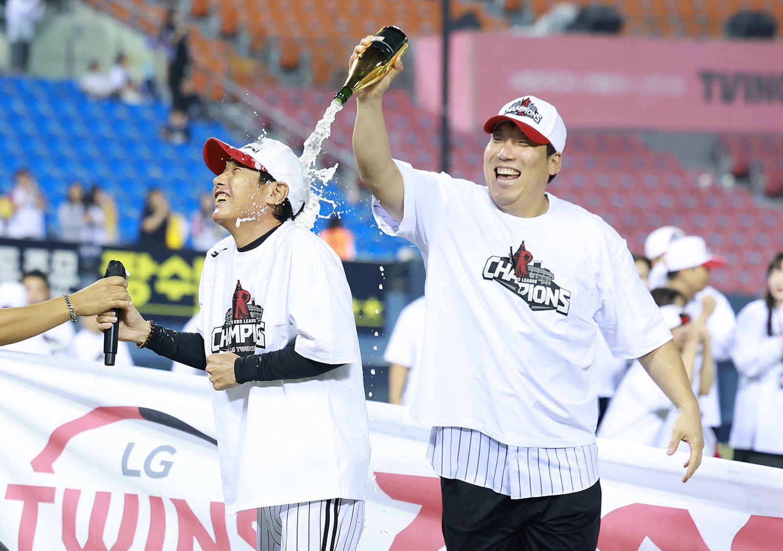 [서울=뉴시스] 이영환 기자 = 2025 KBO 리그 정규리그 우승을 확정지은 LG 트윈스 염경엽 감독이 1일 오후 서울 송파구 잠실야구장에서 인터뷰 중 김현수에게 샴페인 세례를 받고 있다. 2025.10.01. 20hwan@newsis.com