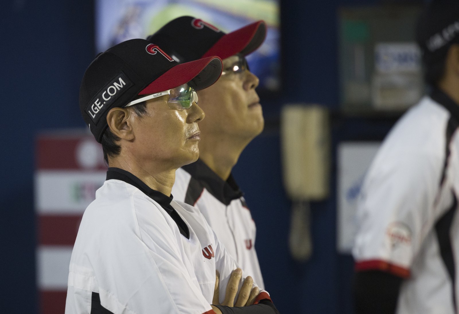 [서울=뉴시스] 김근수 기자 = 염경엽 LG 트윈스 감독이 30일 오후 서울 송파구 잠실야구장에서 열린 2025 KBO리그 LG 트윈스와 두산 베어스의 경기를 지켜보고 있다. 2025.09.30. ks@newsis.com