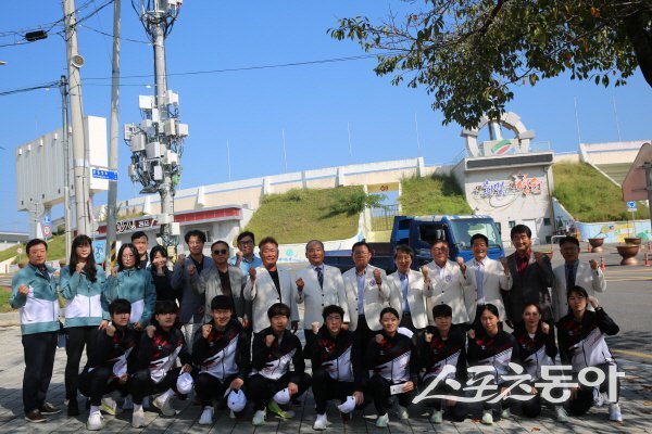 경상북도체육회 세팍타크로협회 관리위원회가 후원회 발대식을 열고 파이팅하고 있다. 사진제공 ㅣ 경북체육회