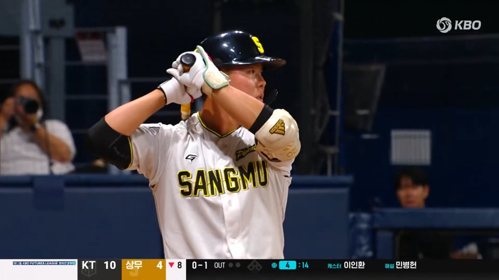 상무 전미르가 1일 고척스카이돔에서 열린 KT와 ‘2025 KBO 퓨처스리그 챔피언 결정전’ 결승전 8회말 대타로 교체출전해 타격 자세를 취하고 있다. 사진출처|KBO·티빙 중계화면 캡처