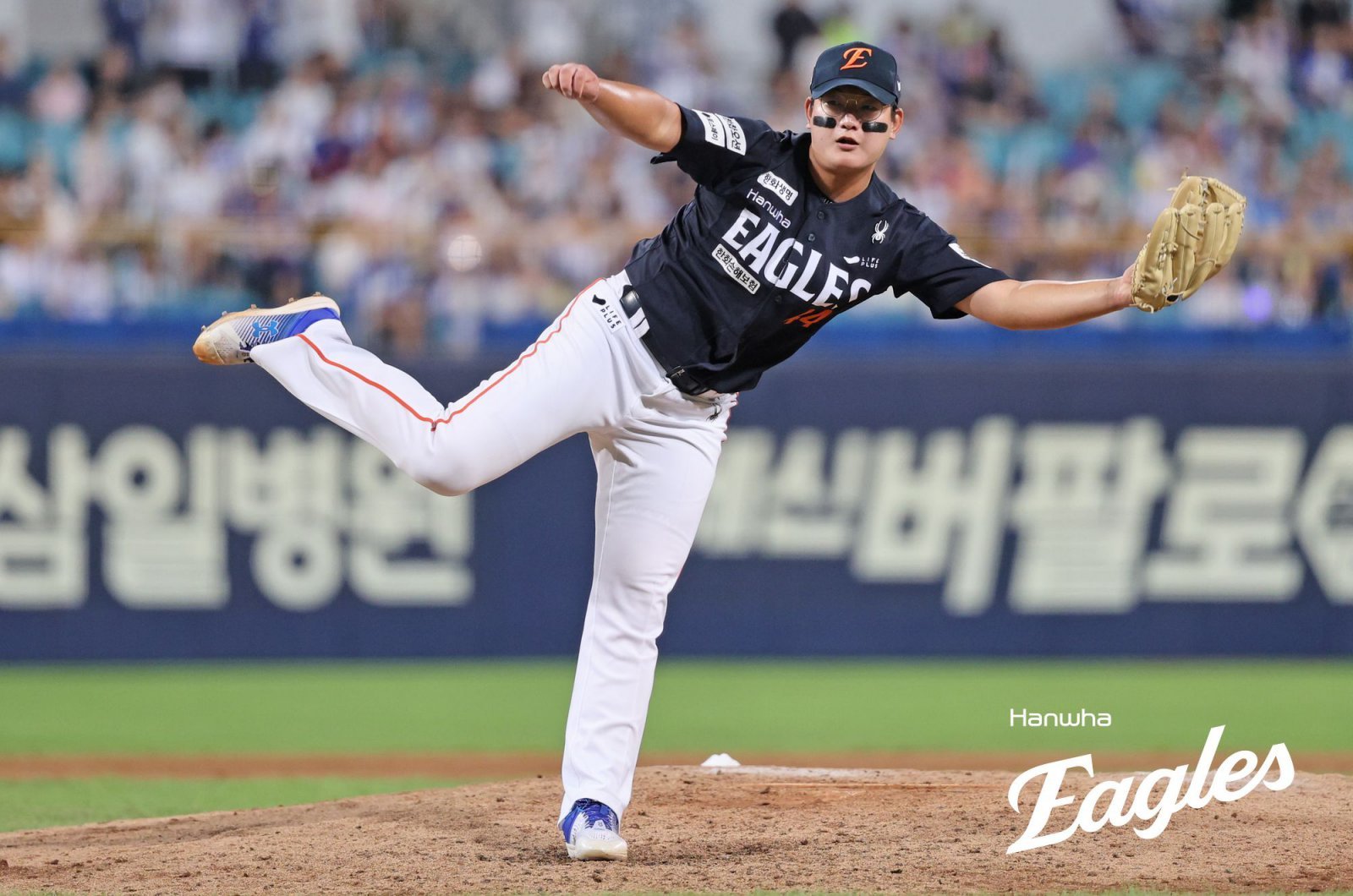 한화 김서현은 1일 인천 SSG와 원정경기에서 9회말 구원등판해 0.2이닝 4실점으로 블론세이브를 기록해 패전투수가 됐다. 팀도 선두 경쟁에서 밀리며 리그 2위를 확정하며 쓰라린 경험을 맛봤다. 사진제공｜한화 이글스