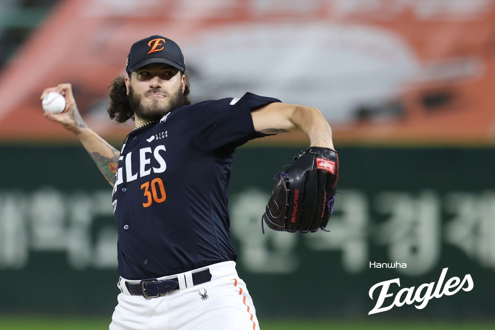 한화 폰세는 1일 인천 SSG와 원정경기서 선발등판해 6이닝 2실점을 기록했다. 그는 올해 승리, ERA, 탈삼진, 승률 1위에 오르며 4관왕을 예약했다. 내친김에 리그 MVP 수상도 노려볼 만하다. 사진제공|한화 이글스