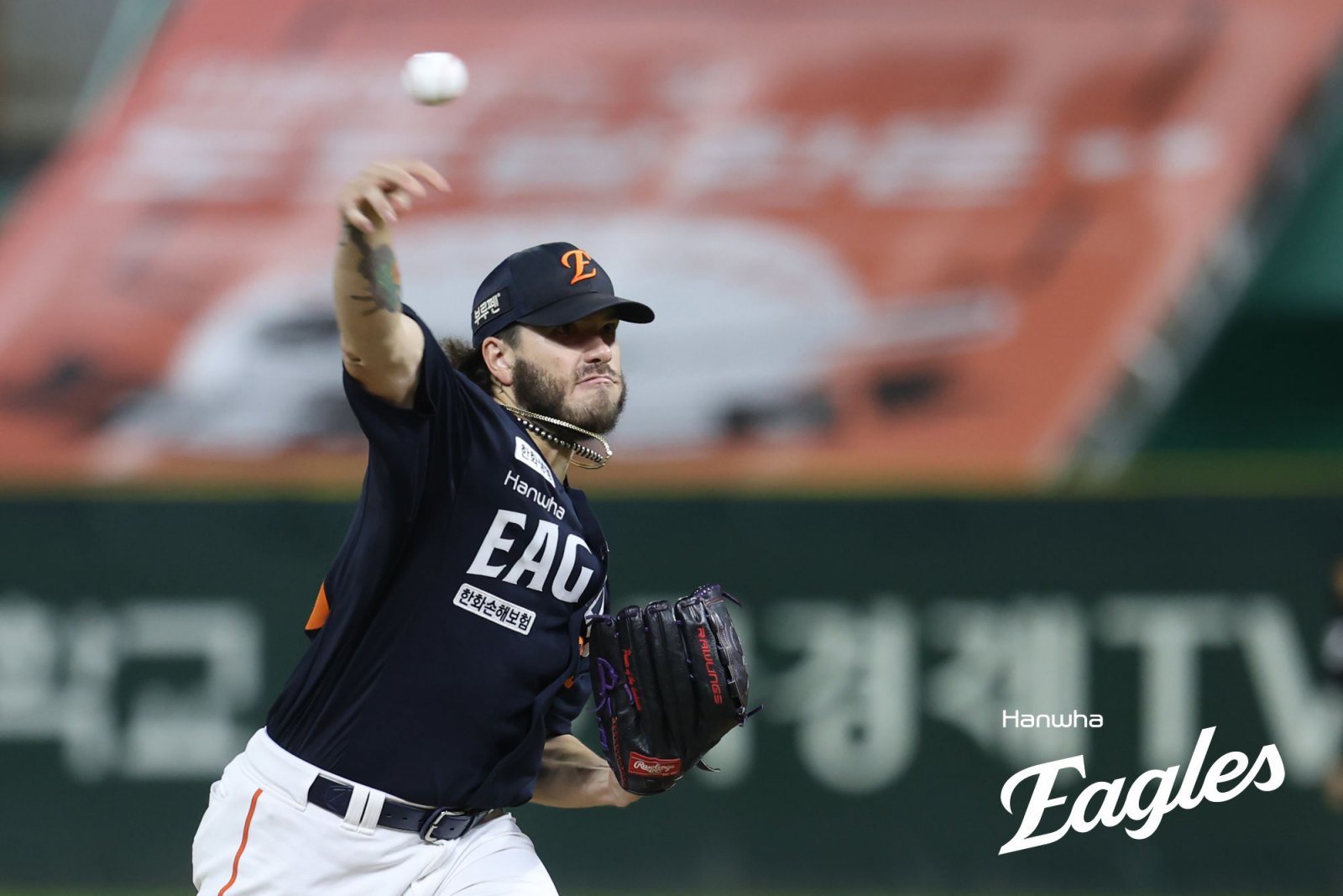 한화 폰세는 1일 인천 SSG와 원정경기서 선발등판해 6이닝 2실점을 기록했다. 그는 올해 승리, ERA, 탈삼진, 승률 1위에 오르며 4관왕을 예약했다. 내친김에 리그 MVP 수상도 노려볼 만하다. 사진제공|한화 이글스