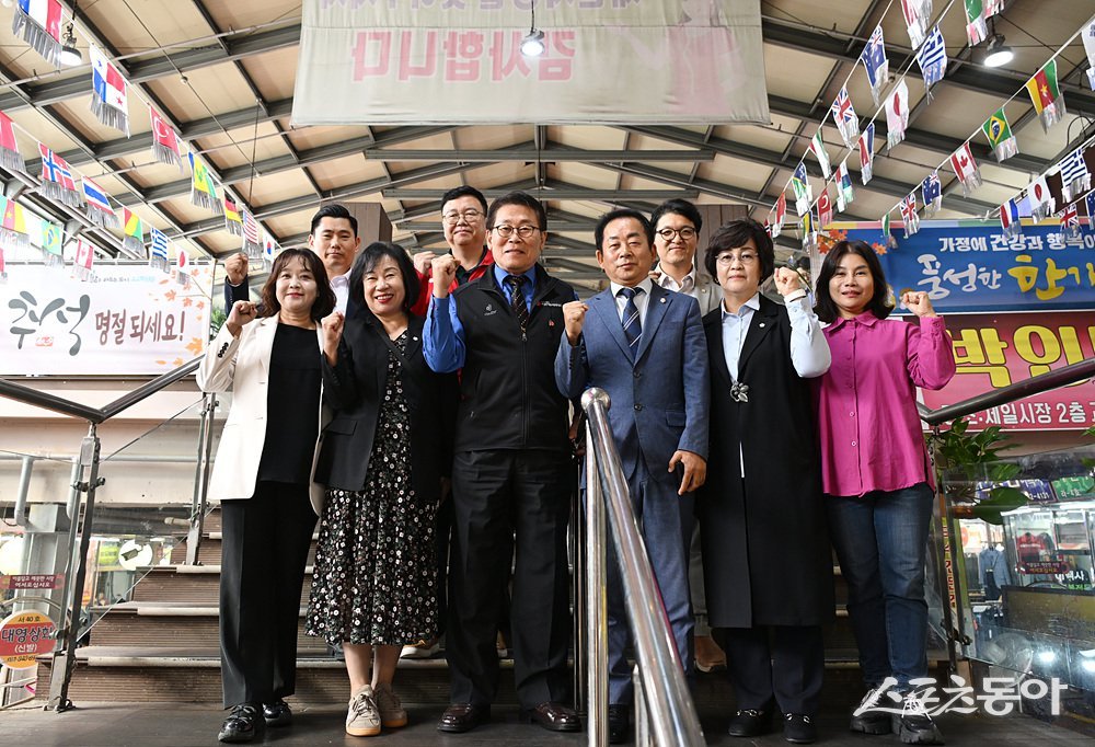 김연균 의장(앞줄 오른쪽 세번째)과 의원들은 민족 대명절 추석을 맞아 1일 의정부제일시장을 방문했다. 사진제공ㅣ의정부시의회