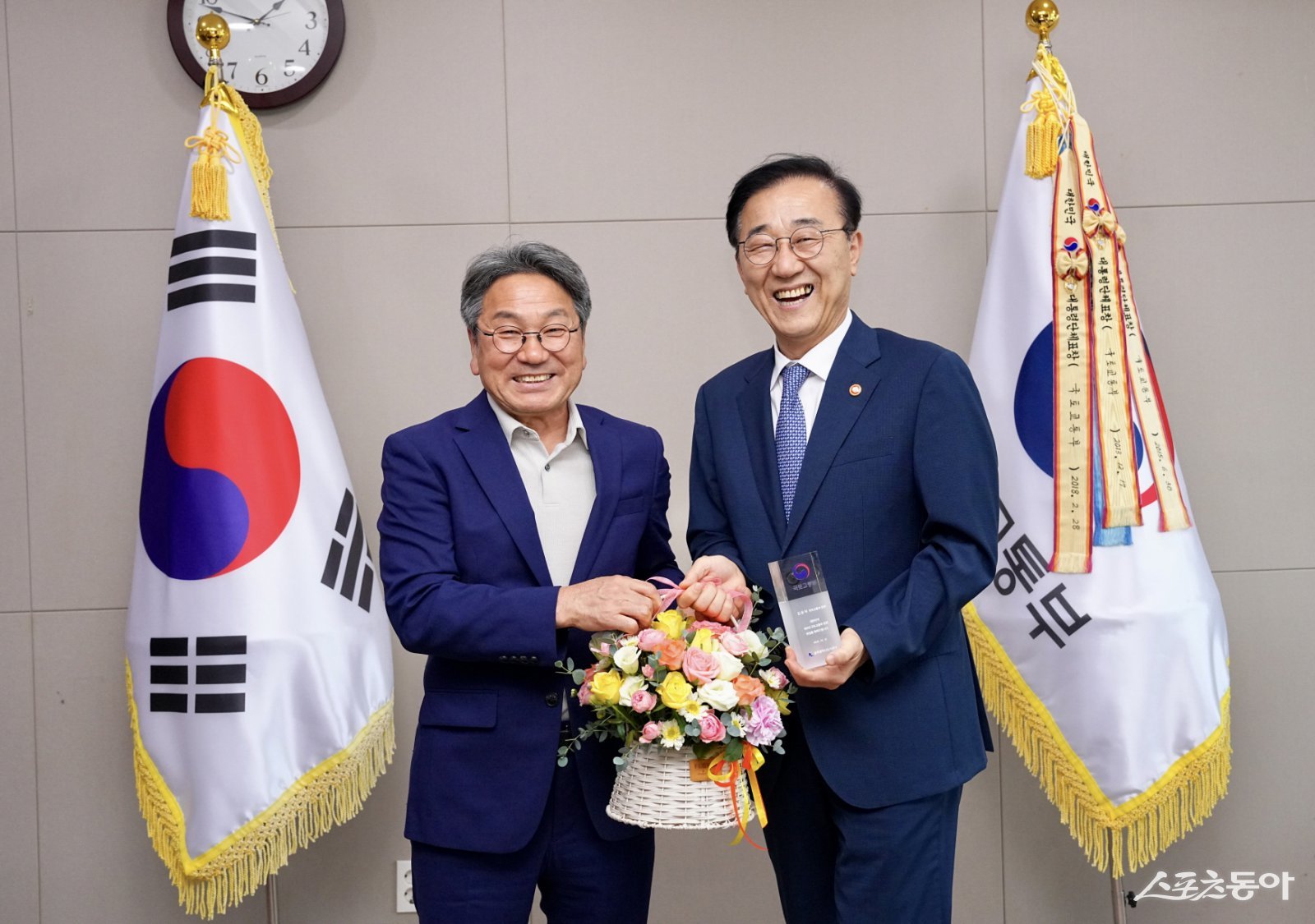 강기정 광주광역시장은 지난 1일 정부세종청사에서 김윤덕 국토교통부 장관에 교통·주거·산업 인프라 현안에 대해 적극 지원을 건의했다. 사진제공=광주광역시청