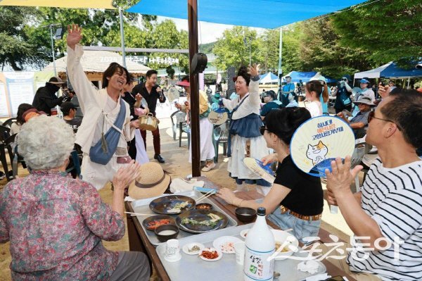 지난해 예천삼강주막나루터축제에서 방문객들과 함께 신나게 축제를 즐기고 있다. 사진제공 ㅣ 예천군