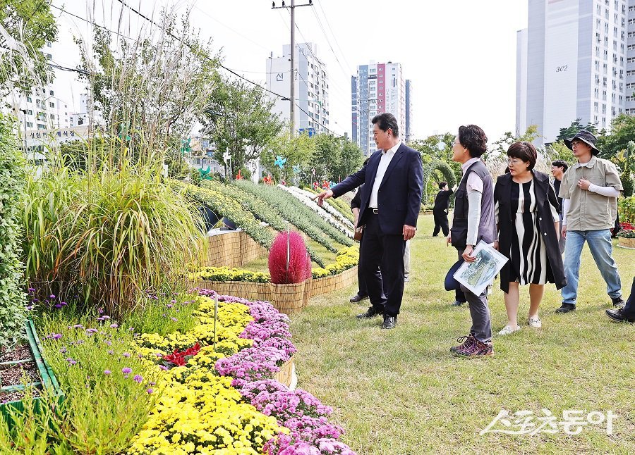이영훈 미추홀구청장은 ‘2025년 인천 국화 전시회’ 준비 상황을 점검했다. 사진제공|인천 미추홀구청