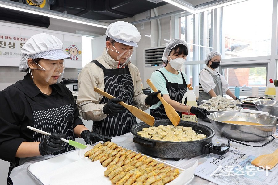 김찬진 동구청장이 추석맞아 ‘이심전심 온기나눔’ 봉사 활동에 나섰다. 사진제공|인천 동구청