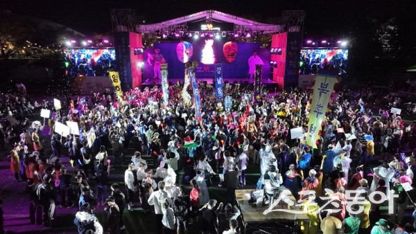 2025 안동국제탈춤페스티벌에서 사람들이 즐기고 있는 모습. 사진제공ㅣ안동시