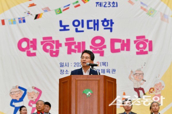 노인대학연합체육대회에서 2일 유정근 영주시장 권한대행이 인사말을 하고 있는 모습. 사진제공ㅣ영주시