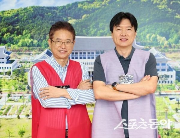 이철우(왼쪽) 경북도지사와 강원석 시인이 2일 도청에서 기념촬영을 하고 있는 모습. 사진제공ㅣ경북도 