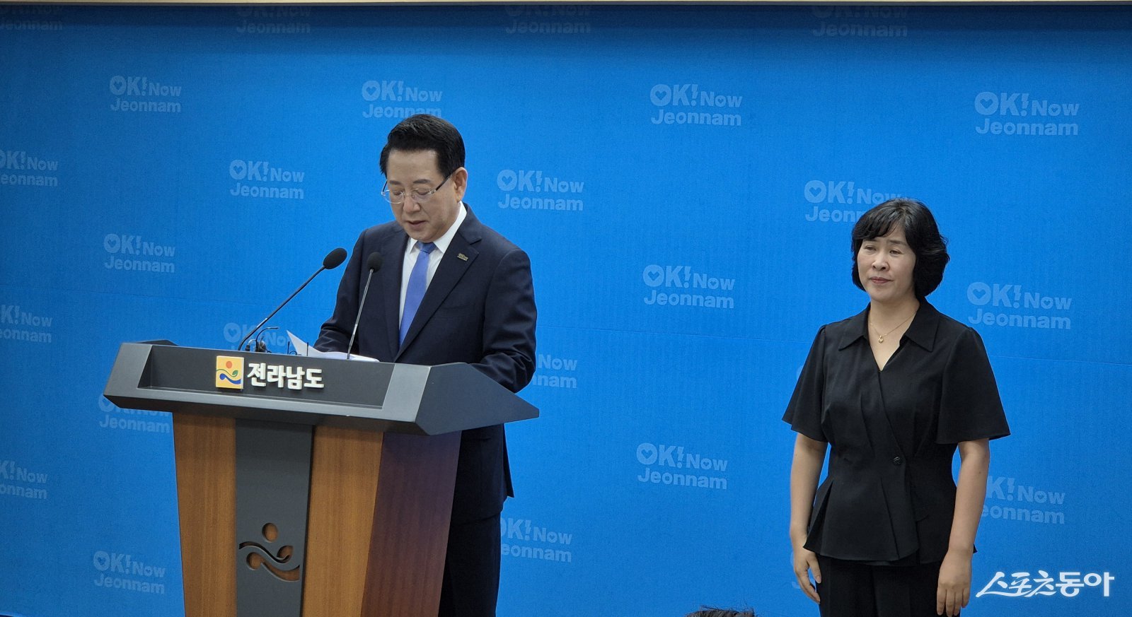 김영록 전라남도지사가 2일 오전 도청 브리핑룸에서 역사적인 오픈AI와 SK 합작 글로벌 AI 데이터센터 투자 환영문을 발표하고 있다. 사진제공=박성화  기자