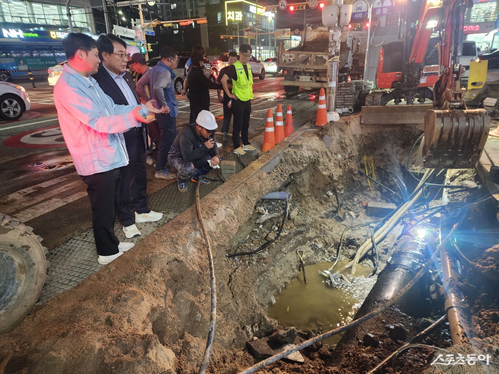 조성대 의장(윈쪽 두번째)이 1일 저녁 평내동 일대 노후 상수도관 교체 현장을 점검하고 있다. 사진제공ㅣ남양주시의회