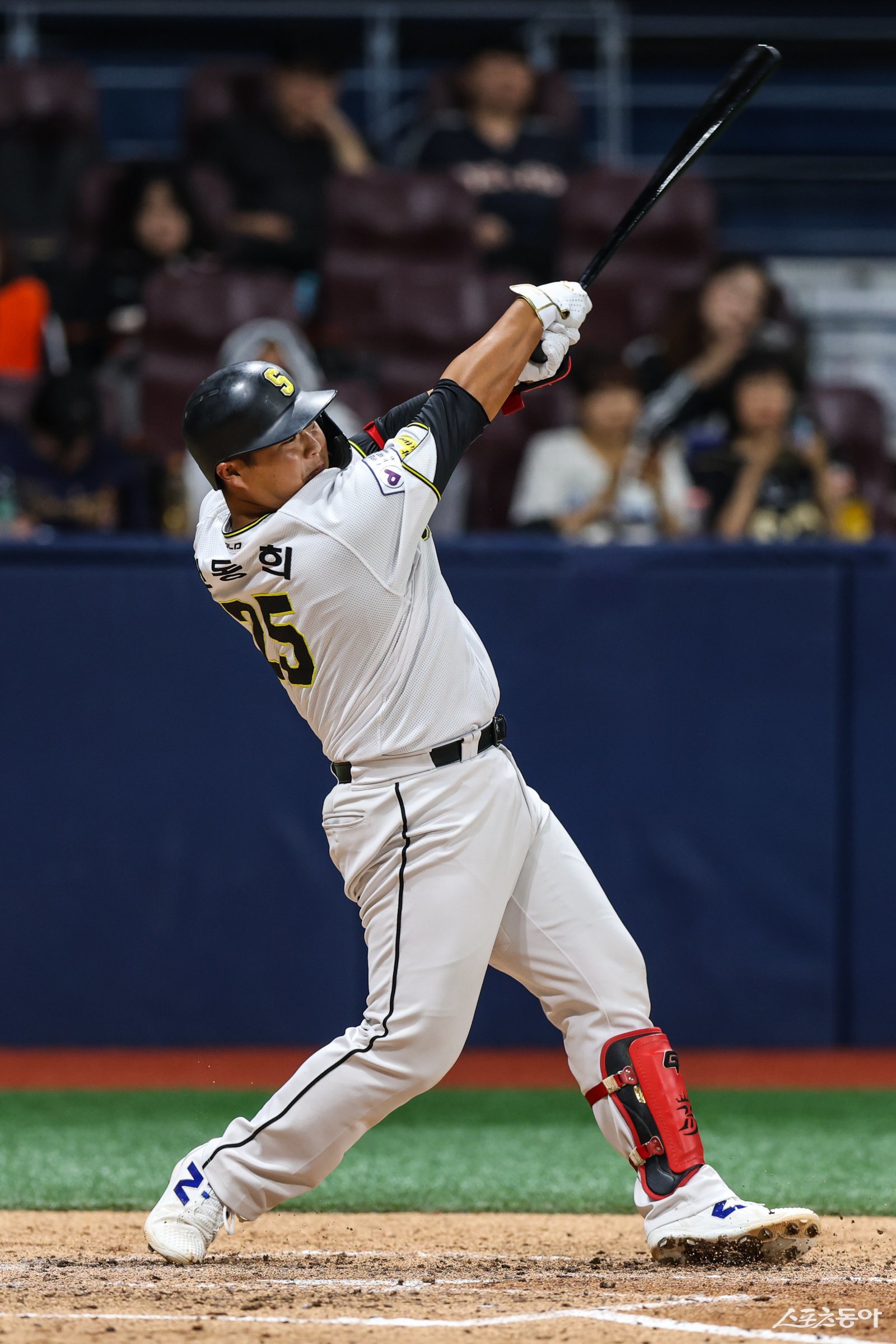 상무 한동희가 1일 고척스카이돔에서 열린 KT와 ‘2025 KBO 퓨처스리그 챔피언 결정전’ 결승전 3회말 중전안타를 치고 있다. 사진제공｜KBO