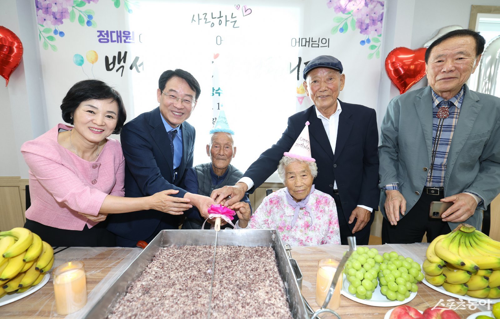 강진원 강진군수가 지난 1일 대구면 복지회관에서 열린 100세 어르신 위안행사에서 청려장을 전하고 있다. 사진제공=강진군