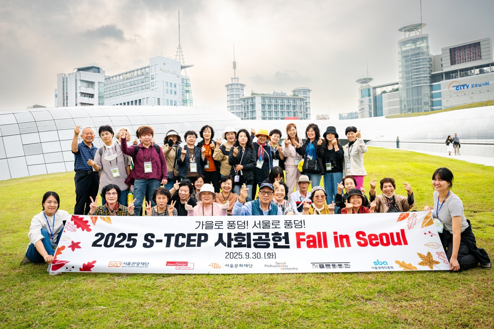 DDP에서 참가자들이 전시 설명을 듣고 단체사진을 찍고 있다.    서울관광재단 제공