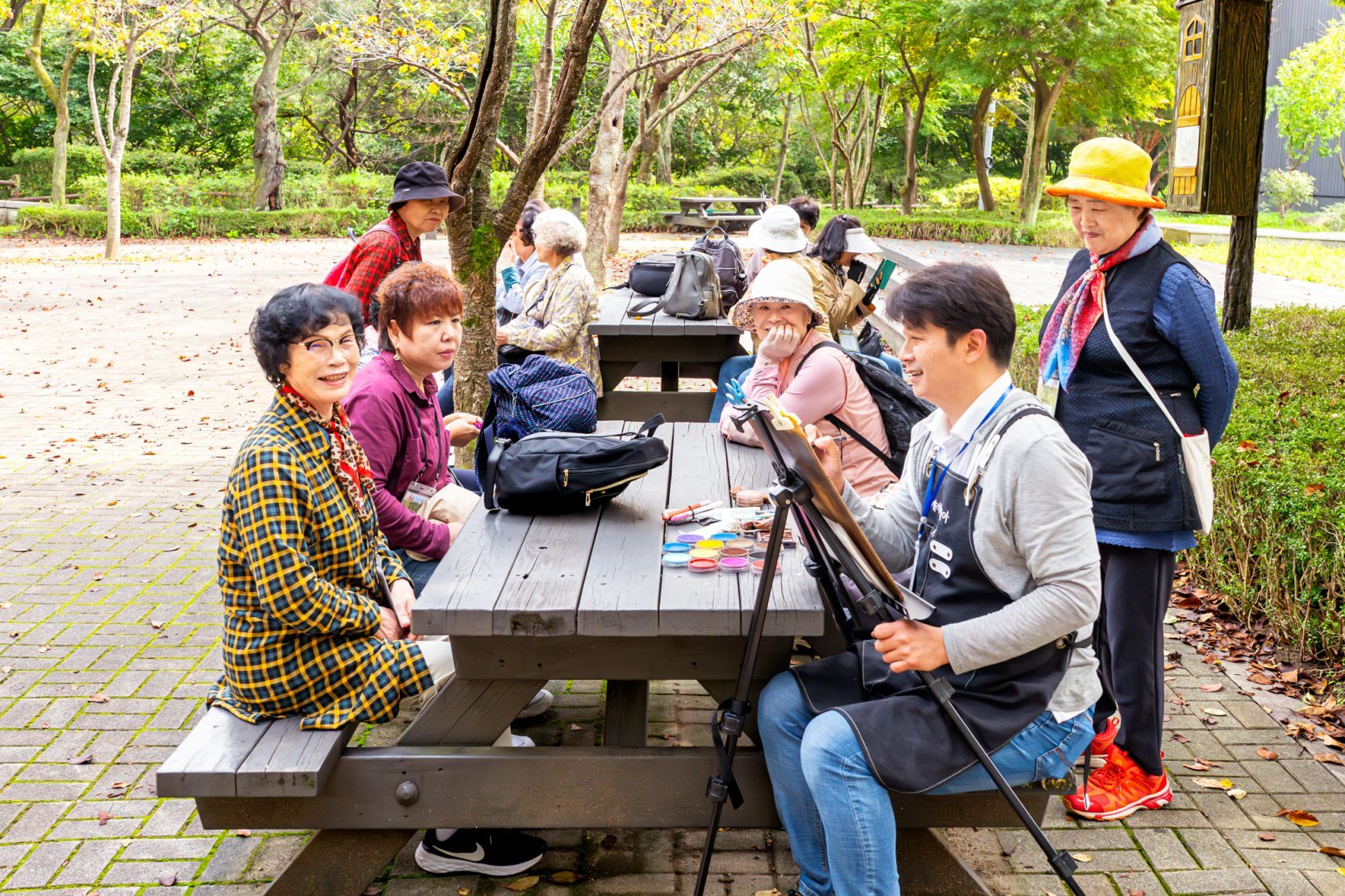 캐리커처 작가가 참가자들을 그리고 있다