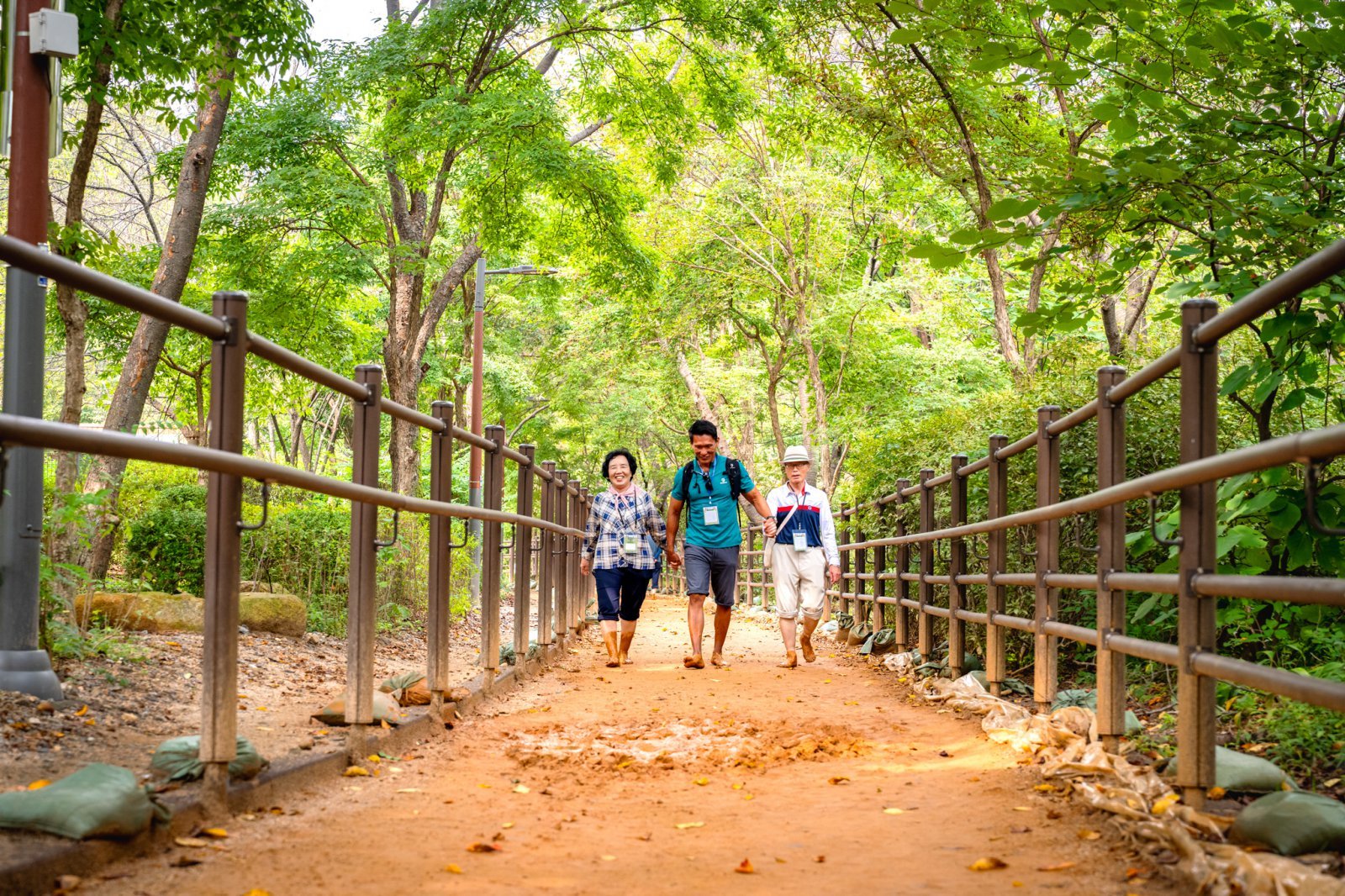 관악산 황톳길에서 참가자들이 발의 피로를 풀고 있다