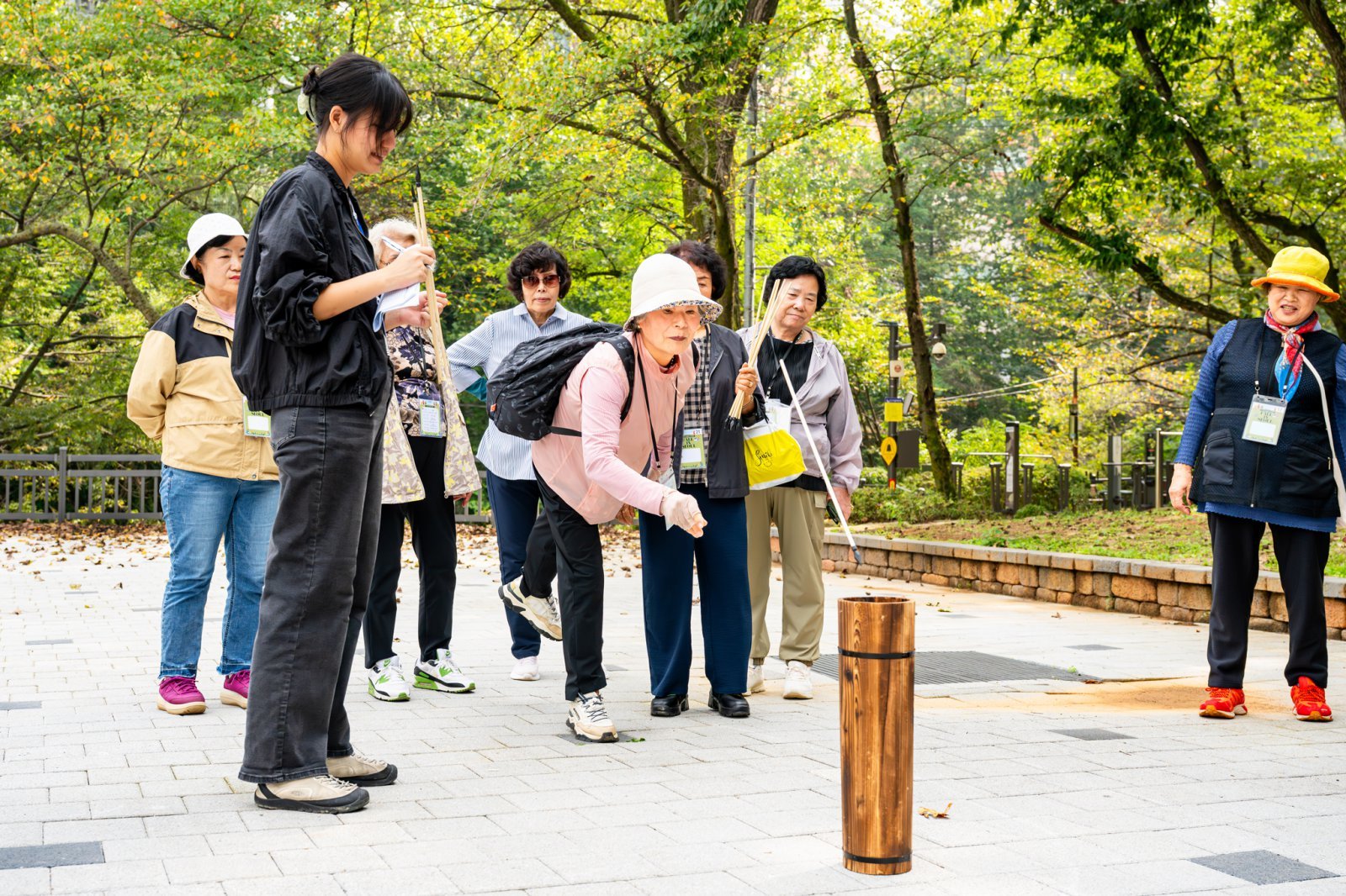 참가자들이 어린아이처럼 전통놀이를 즐기고 있다
