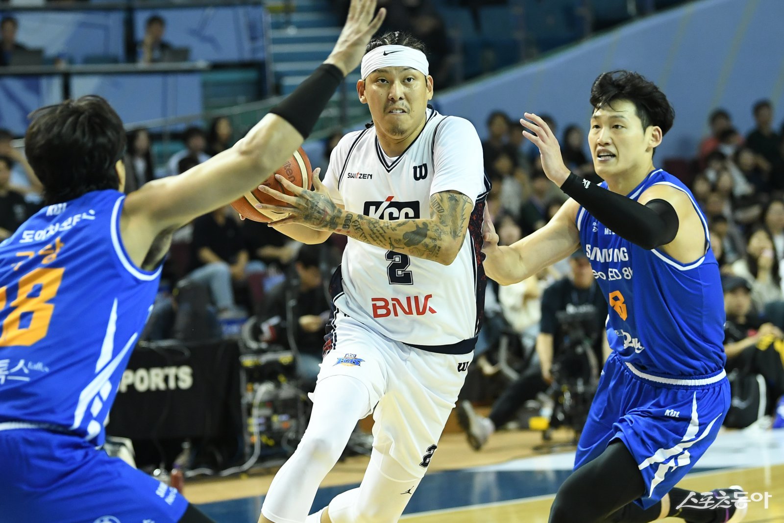 KCC 최준용(가운데)이 3일 잠실실내체육관에서 열린 삼성전 도중 돌파를 시도하고 있다. 부상 체크 차원에서 3쿼터 잠시 빠진 최준용은 4쿼터 코트로 돌아와 KCC의 승리를 지켰다. 사진제공｜KBL