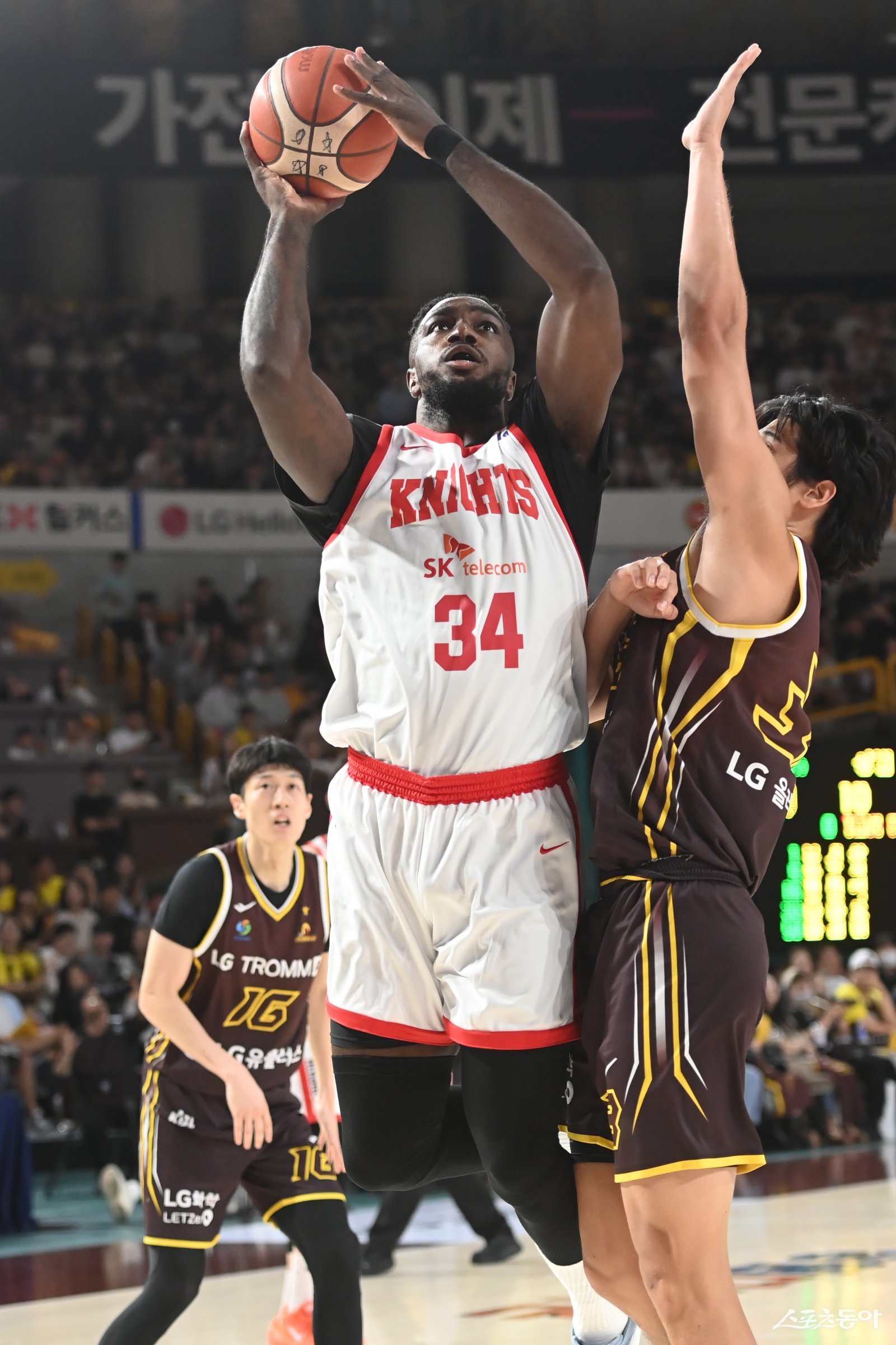 SK 자밀 워니(왼쪽)가 3일 창원체육관에서 열린 LG와 공식 개막전에서 골밑 공격을 시도하고 있다. SK가 연장 끝에 LG를 꺾고, 시즌 첫 승을 신고했다. 사진제공|KBL
