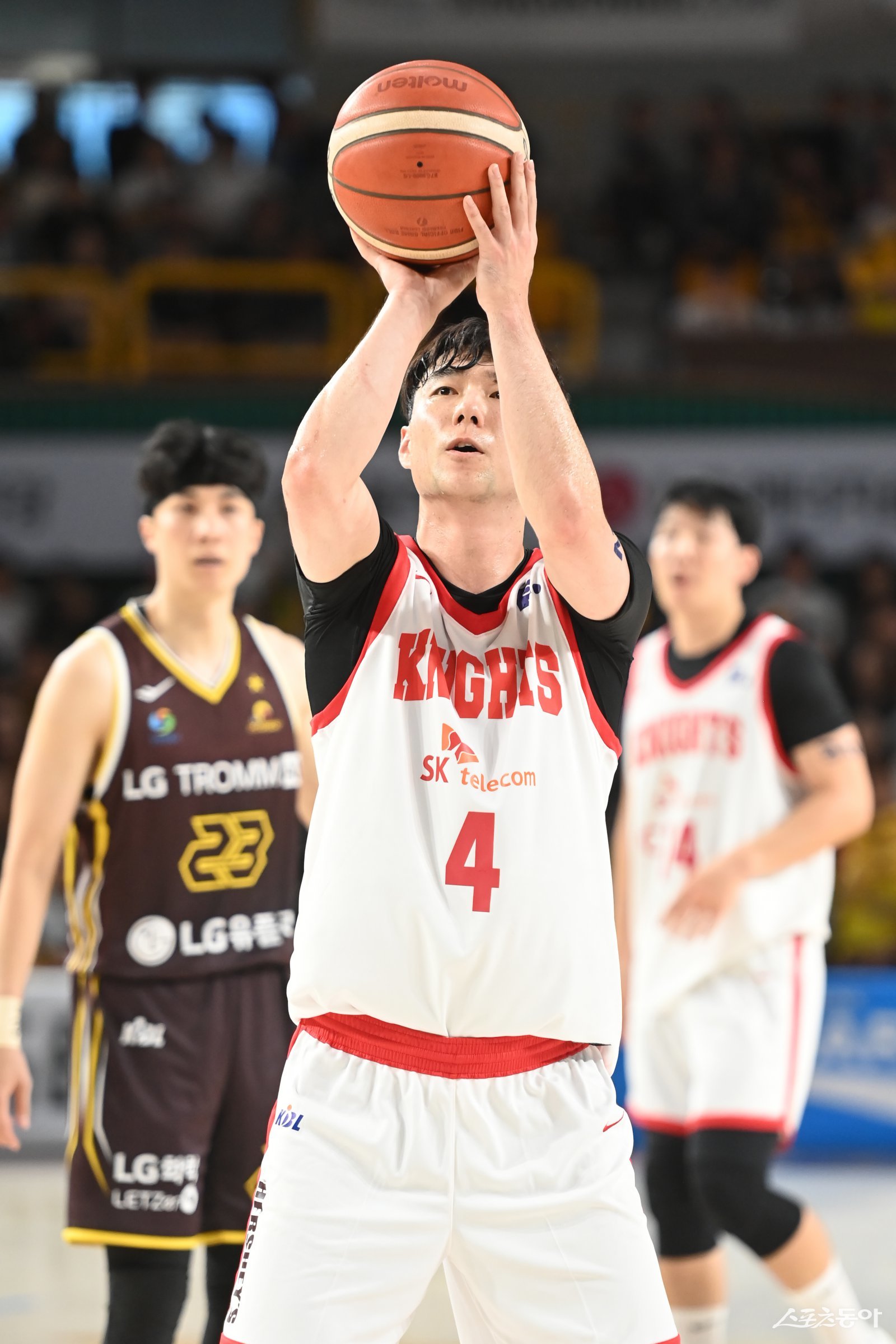 SK 김낙현이 3일 창원체육관에서 열린 LG와 공식 개막전에서 자유투를 던지고 있다. 김낙현은 SK 데뷔전에서 20점·6리바운드·7어시스트로 팀의 역전승에 앞장섰다. 사진제공|KBL