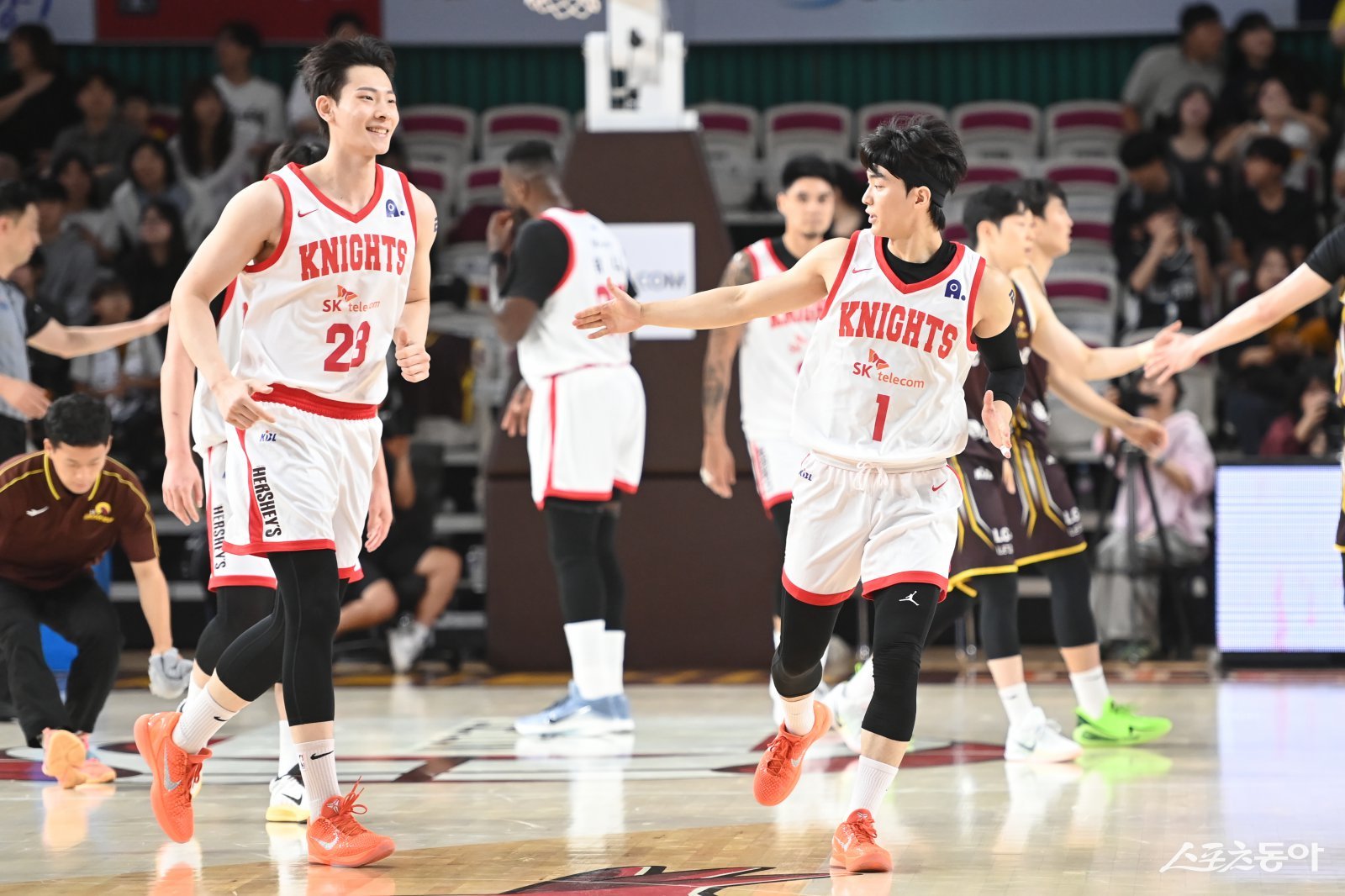 SK 김형빈(왼쪽)과 이민서가 3일 창원체육관에서 열린 LG와 공식 개막전 도중 하이파이브하고 있다. 사진제공|KBL