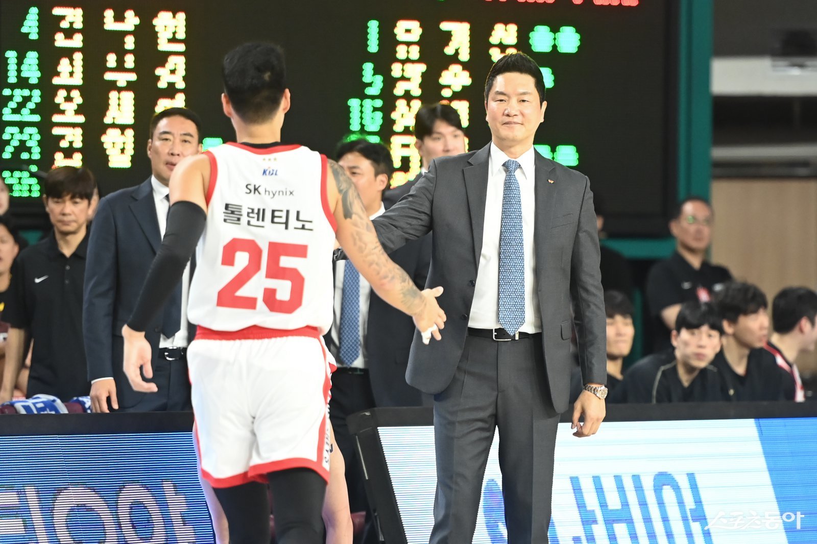 SK 알빈 톨렌티노(왼쪽)이 3일 창원체육관에서 열린 LG전 도중 교체로 나오며 전희철 감독과 하이파이브 하고 있다. 사진제공|KBL