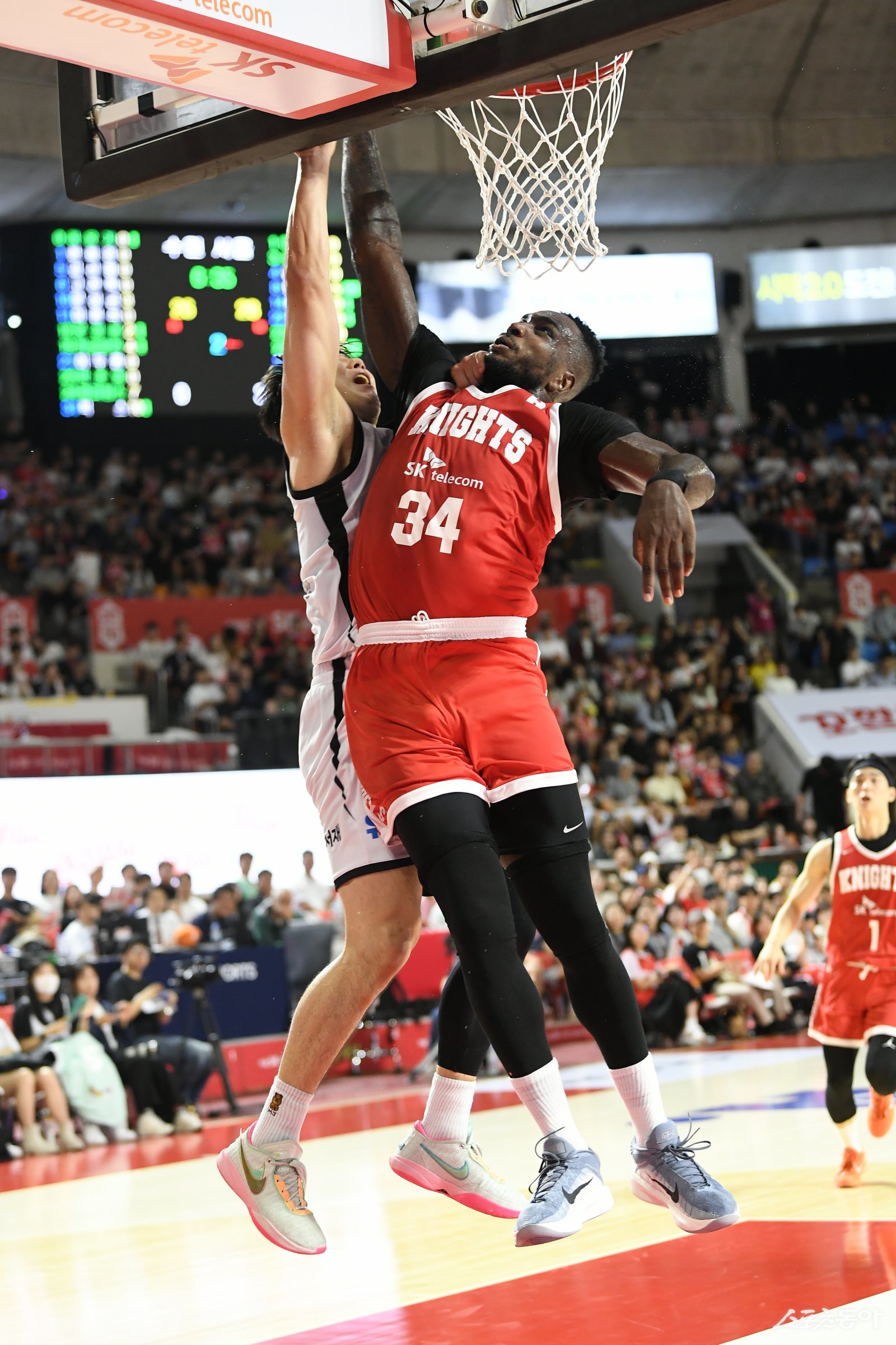 SK 자밀 워니(오른쪽)가 5일 잠실학생체육관에서 열린 KT와 홈경기 도중 문정현의 골밑슛을 블로킹으로 막아내고 있다. SK는 KT를 꺾고, 개막 2연승을 질주했다. 사진제공|KBL