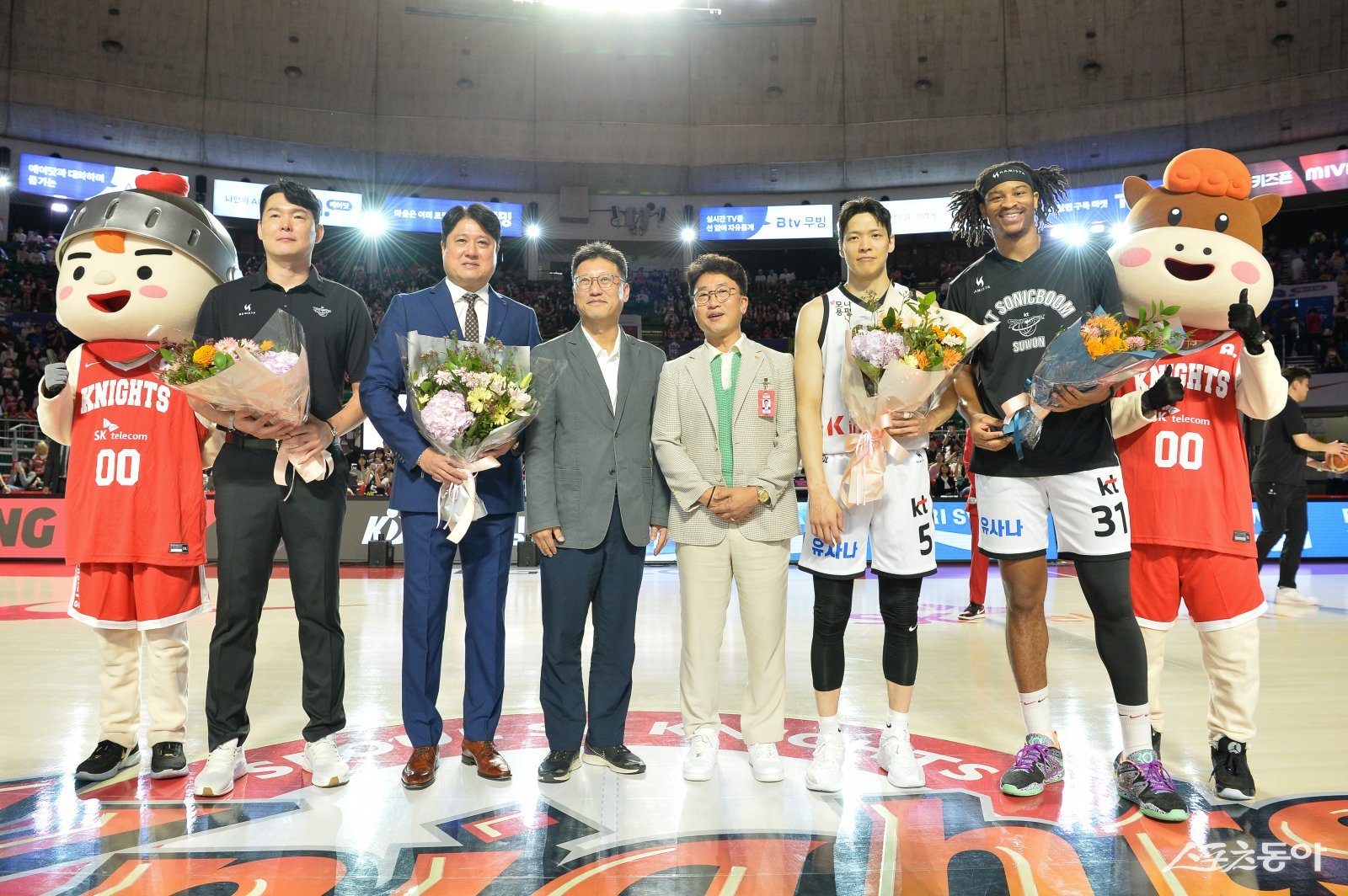 5일 잠실학생체육관에서 벌어진 SK-KT전에 앞서 전 SK 멤버이자 현 KT 멤버들에 대한 환영식과 기념촬영이 진행됐다. 사진제공|KBL