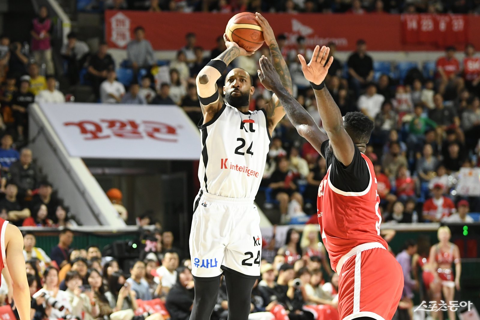 KT 데릭 윌리엄스(왼쪽)가 5일 잠실학생체육관에서 열린 SK전 1쿼터 도중 자밀 워니 앞에서 슛을 던지고 있다. 사진제공|KBL